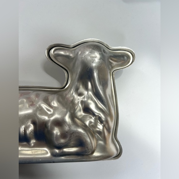 Vintage Aluminum Easter Lamb Sheep  - 2 Piece Cake/Baking Mold Pan - Picture 2 of 7